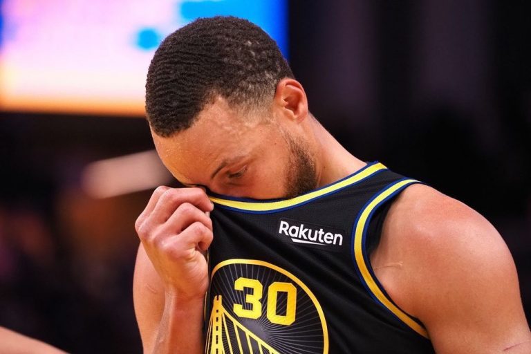 Stephen Curry fights for the Golden State Warriors, after suffering 4 skids