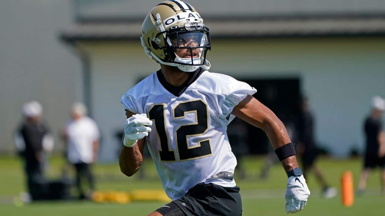 Chris Olave, a rookie with the Saints of New Orleans, teaches on the fly with Michael Thomas, his new teammate