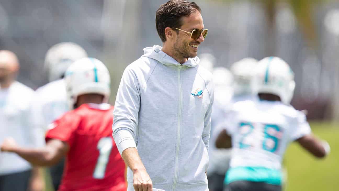 Mike McDaniel, Dolphins coach, connects with players and creates a 'different vibe. - Miami Dolphins Blog