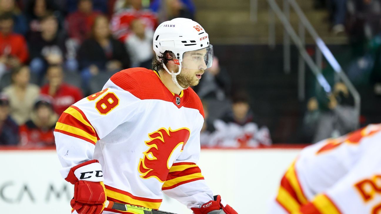 Andrew Mangiapane, Calgary Flames, and Andrew Mangiapane agree to a three-year agreement.