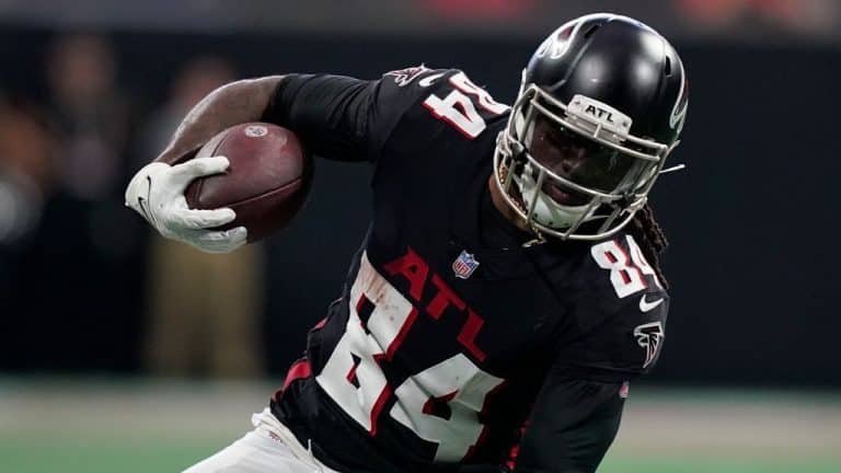 Source: Cordarrelle Patterson, Atlanta Falcons, to examine injured knee prior to Sunday's game