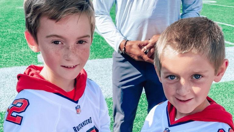 Bucs-Panthers: Tom Brady hosts a young fan and his family