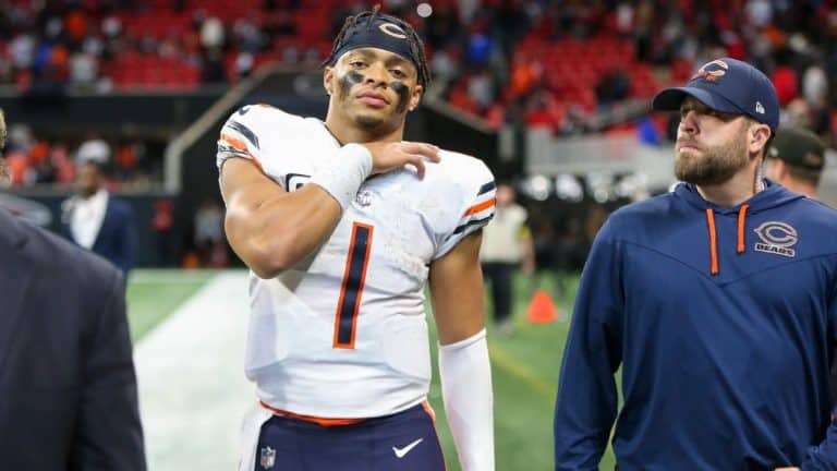 Justin Fields, Bears' QB, injures his shoulder during the final drive
