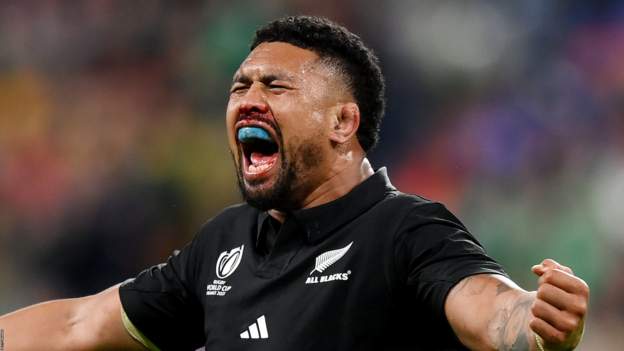 Eire 24-28 New Zealand: Head coach Ian Foster praises 'sensible' All Black defence after pulsating World Cup win