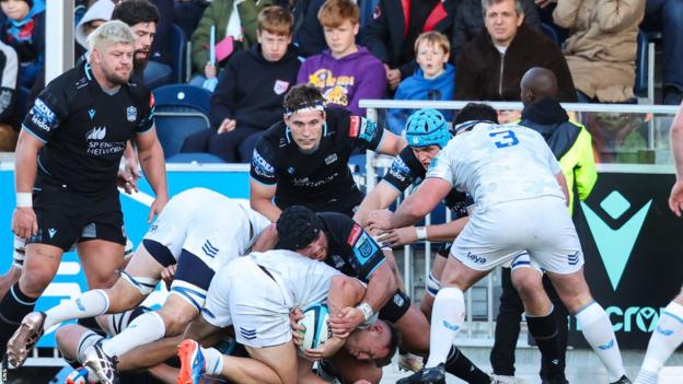 Glasgow survived intense late pressure to secure an opening win